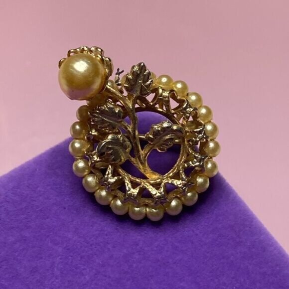 Jewelry - Vintage Gold Plated Coro Pearl Brooch